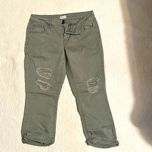 Women’s distressed capris